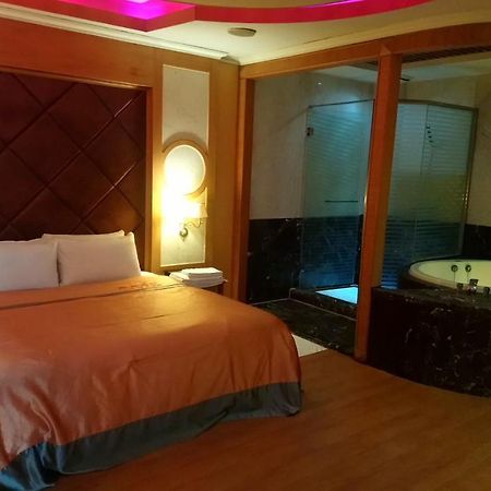 Roman Vacation Motel 大里区 エクステリア 写真
