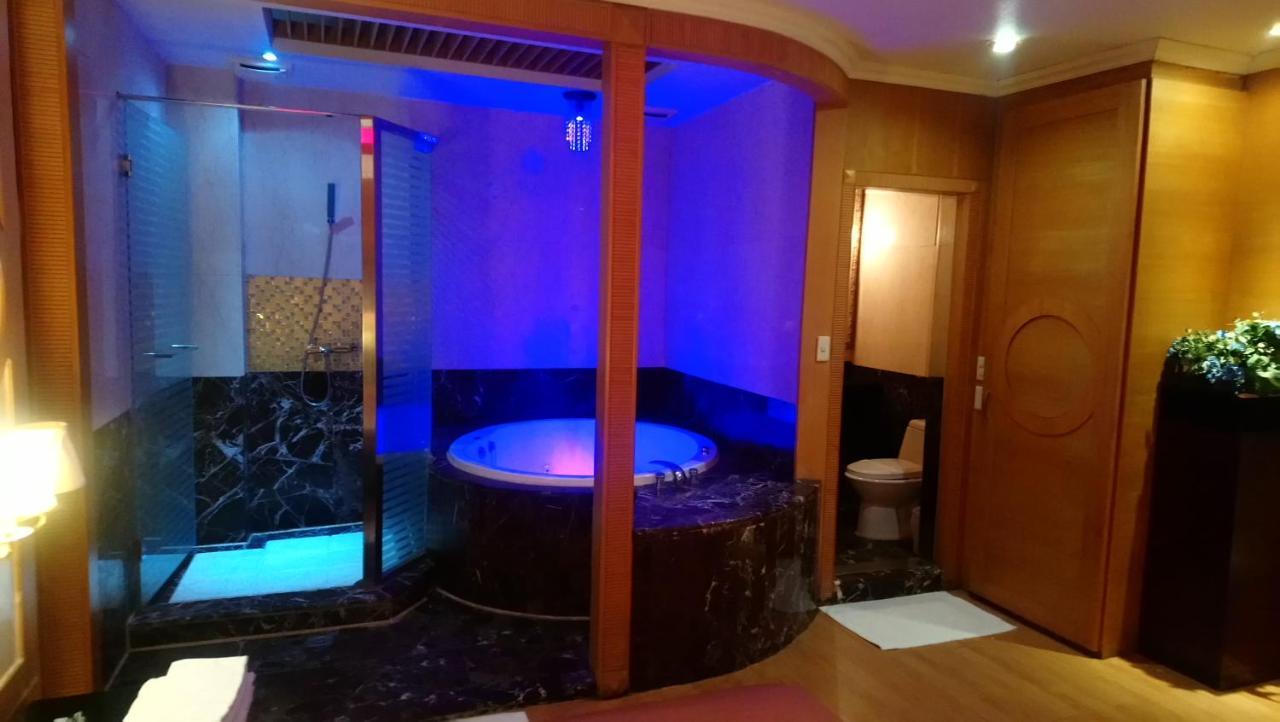 Roman Vacation Motel 大里区 エクステリア 写真
